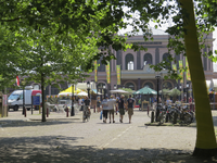 907300 Gezicht op het plein voor het Nederlands Spoorwegmuseum (Maliebaanstation), dat ingericht is als zogenaamde ...